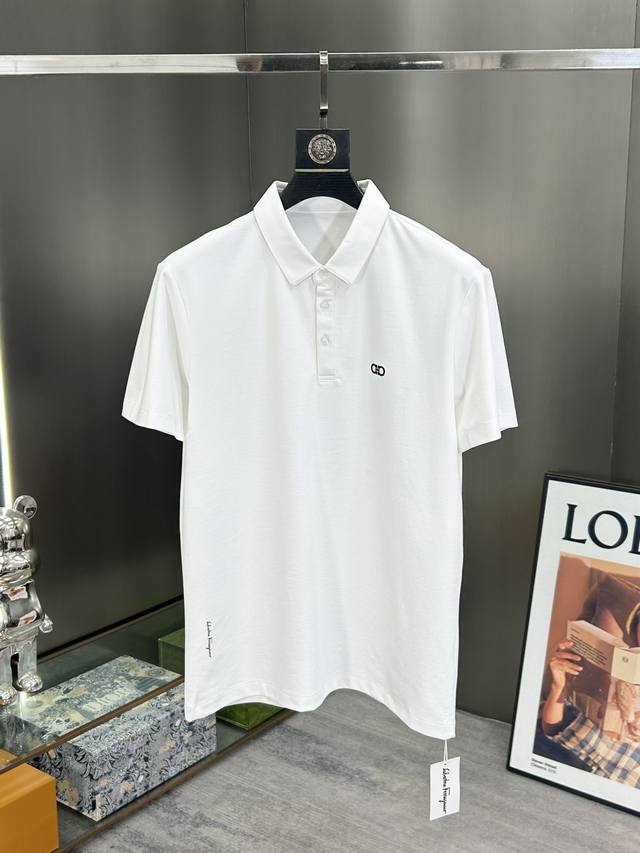 菲拉格慕 2026年新款顶级品质专柜新款翻领polo衫T恤,细节完美,三标齐全。品牌Logo非常立体精致细腻,采用原版高支精棉面料,手感柔软、亲肤透气垂坠不粘身 菲拉格慕 2026年新款顶级品质专柜新款翻领polo衫T恤,细节完美,三标齐全。品牌Logo非常立体精致细腻,采用原版高支精棉面料,手感柔软、亲肤透气垂坠不粘身