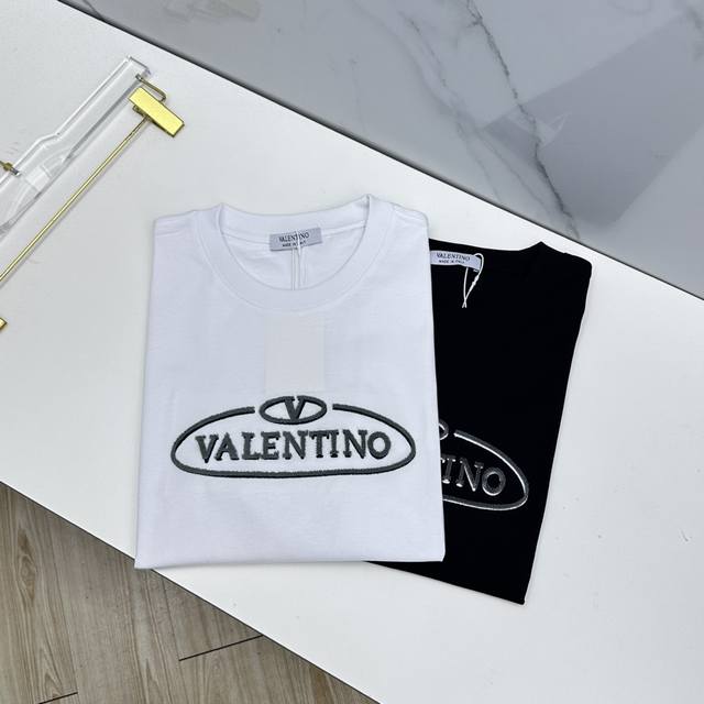 Valentino华伦天奴 2026春夏新款短袖 官网同款T恤,重工Logo刺绣,双纱纯棉面料 多元化搭配 迎合眼下时尚前沿的创新趋势 复古与现代化元素的碰撞 Valentino华伦天奴 2026春夏新款短袖 官网同款T恤,重工Logo刺绣,双纱纯棉面料 多元化搭配 迎合眼下时尚前沿的创新趋势 复古与现代化元素的碰撞