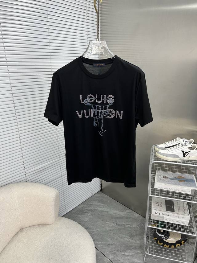 Lv路易威登 2026Ss春夏最新款丝光面料短袖T恤出货啦！！ 2026新款T恤 高版本专用面料 高档丝光面料 上身舒适不失挺阔 进口烫钻工艺 男女同款 宽松版