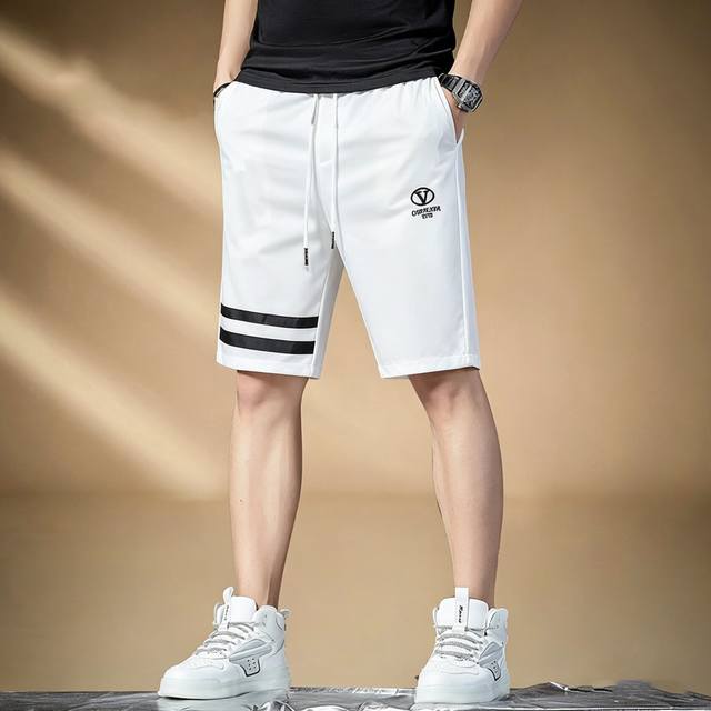 品牌:华伦天奴 2026Ss夏季新款,原单专柜休闲短裤,奢华经典品牌原版Logo配饰 专柜热销款 身穿着非常舒适 低调不失奢华 穿出去非常有档次 裤型款式和裁剪 品牌:华伦天奴 2026Ss夏季新款,原单专柜休闲短裤,奢华经典品牌原版Logo配饰 专柜热销款 身穿着非常舒适 低调不失奢华 穿出去非常有档次 裤型款式和裁剪