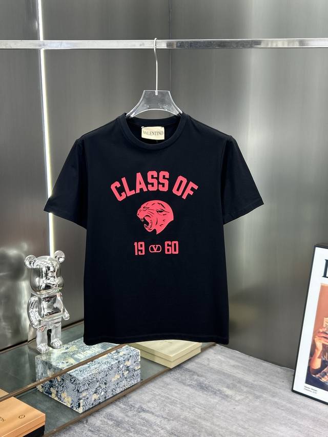 Valentino 华伦天奴 ,26Ss春夏新品立体印花圆领短袖T恤,胸前红色“Class Of 1960”字样+咆哮虎头图案,复古美式校园风满满!1960字样 Valentino 华伦天奴 ,26Ss春夏新品立体印花圆领短袖T恤,胸前红色“Class Of 1960”字样+咆哮虎头图案,复古美式校园风满满!1960字样