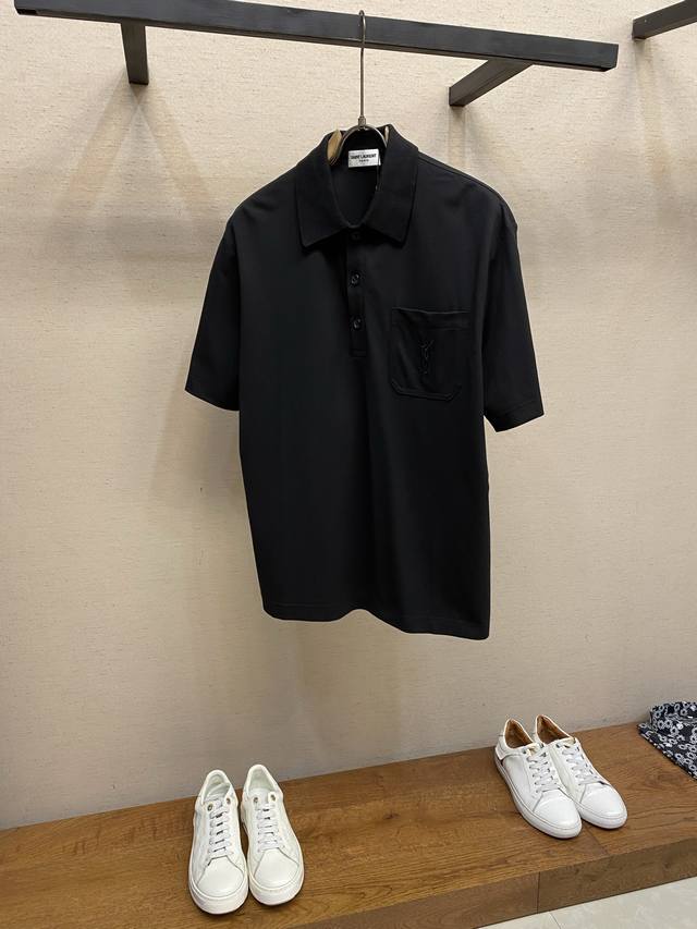 Ysl，夏装新款珠地棉polo衫 口袋Logo识标刺绣 刻字扣子 舒适透气面料 时尚百搭 男女同款 尺码：S-Xl S：衣长70 胸围116 肩宽 51 M：衣
