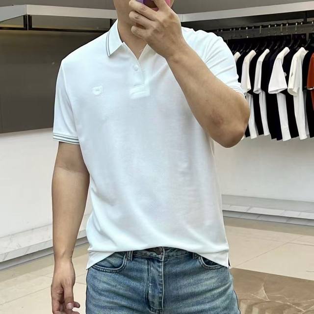 菲拉格慕 时尚简约 短袖T恤 简洁细腻的设计和高质细节而闻名,裁剪完美,后标最新英国吊点线技术,更加完美,用料一丝不苟,适合任何场合, 手感极佳 舒服又透气 是 菲拉格慕 时尚简约 短袖T恤 简洁细腻的设计和高质细节而闻名,裁剪完美,后标最新英国吊点线技术,更加完美,用料一丝不苟,适合任何场合, 手感极佳 舒服又透气 是