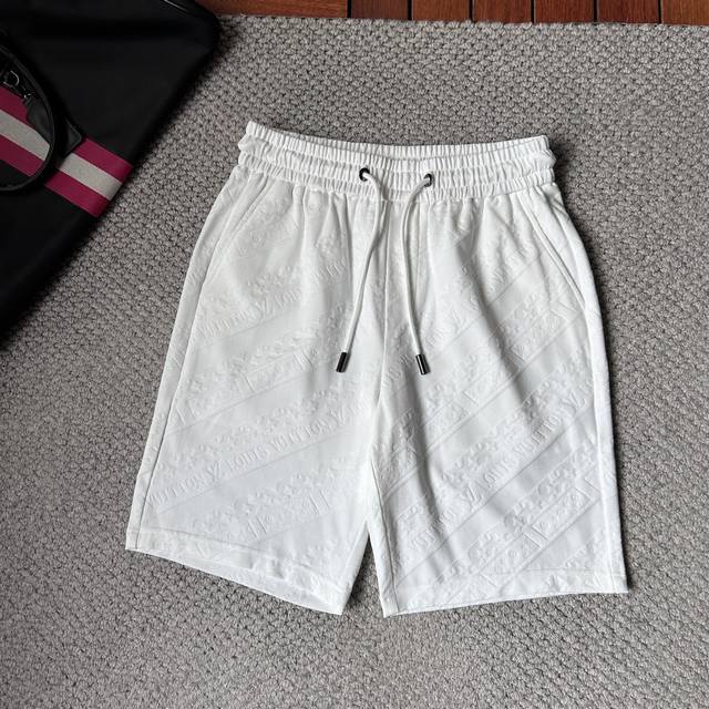 Lv2026夏季新款原单专柜休闲短裤，奢华经典品牌原版Logo配饰 专柜热销款 身穿着非常舒适 低调不失奢华 穿出去非常有档次 裤型款式和裁剪亦无需多言 上身精