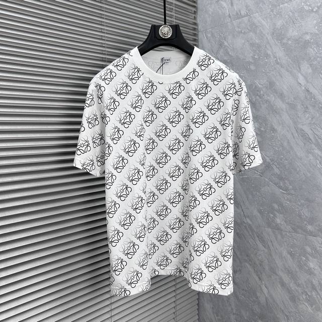 罗意‘’ 2026春夏季新款短袖。这款T恤是夏季男装系列新品，采用丝光工艺进口面料精心制作，重工立体Logo，增添休闲风范。码数 M-3Xl 推荐参考： M：1