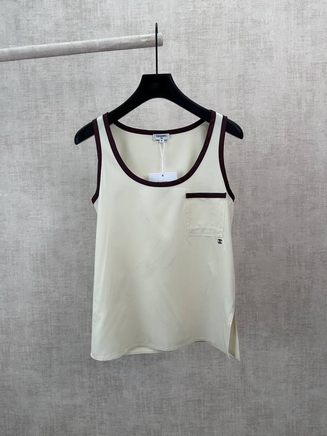Chanel 26Ss New Mulberry Silk Vest, featuring contrasting trim, double C embroid Chanel 26Ss New Mulberry Silk Vest, featuring contrasting trim, double C embroid