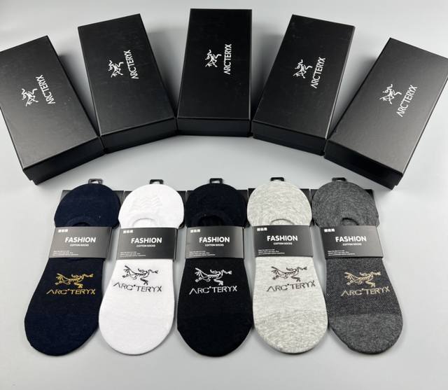 Arc Teryx 始祖鸟 春季新品、火爆款、纯棉质量、穿着舒适透气性强，一盒5对入O型袜不掉跟