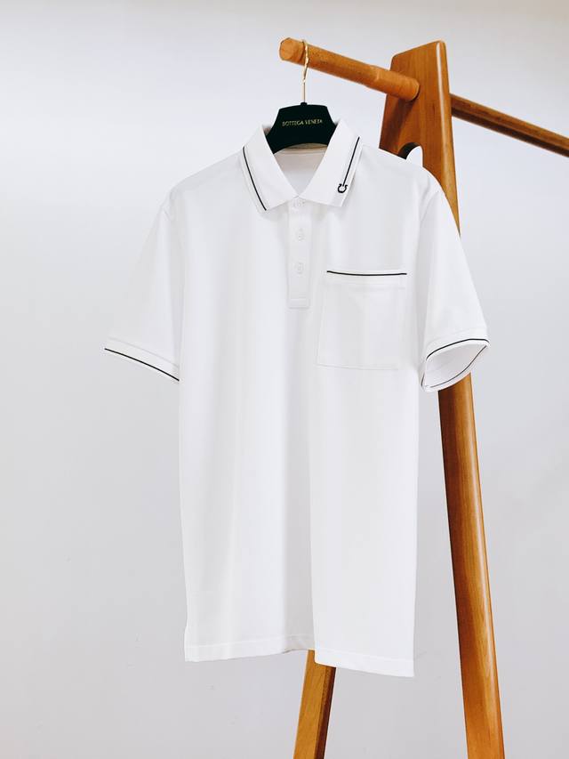 Ferragamo 菲拉格慕 2026Ss春夏新品 Sf起脚珠地翻领短T。 非常规面料裁剪缝制 , 像毛衣一样横机提花织造! 进口丝光棉纱线, 厚度和常规珠地一 Ferragamo 菲拉格慕 2026Ss春夏新品 Sf起脚珠地翻领短T。 非常规面料裁剪缝制 , 像毛衣一样横机提花织造! 进口丝光棉纱线, 厚度和常规珠地一