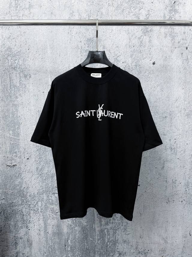 Ysl 圣罗兰 爆裂印花短袖T恤男女同款！ 超经典明星通勤必备单品280双纱纯棉纯棉柔软面料 对色定染面料， 潮流感十足 定染纯棉面料，Os版型，三标齐全，男女
