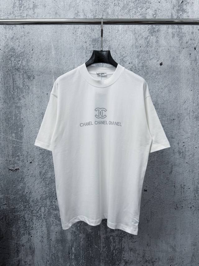 Chanel flocked and pressed short-sleeved T-shirt for couples. Made of 260g doubl Chanel flocked and pressed short-sleeved T-shirt for couples. Made of 260g doubl