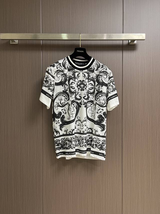 210 Dg Dolcegabbana Graffiti-Decorated Cotton Crew Neck Short-Sleeve T-Shirt. A