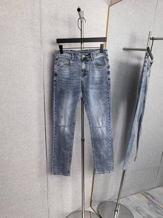 Ferragamo 菲拉格慕 男士丹宁牛仔裤,官宣画册海报穿搭款! 客供高级进口的丹宁原色面料,特选日本冈山纯正13Oz 盎司牛仔布料,重磅环保植物酵素水洗工艺 Ferragamo 菲拉格慕 男士丹宁牛仔裤,官宣画册海报穿搭款! 客供高级进口的丹宁原色面料,特选日本冈山纯正13Oz 盎司牛仔布料,重磅环保植物酵素水洗工艺