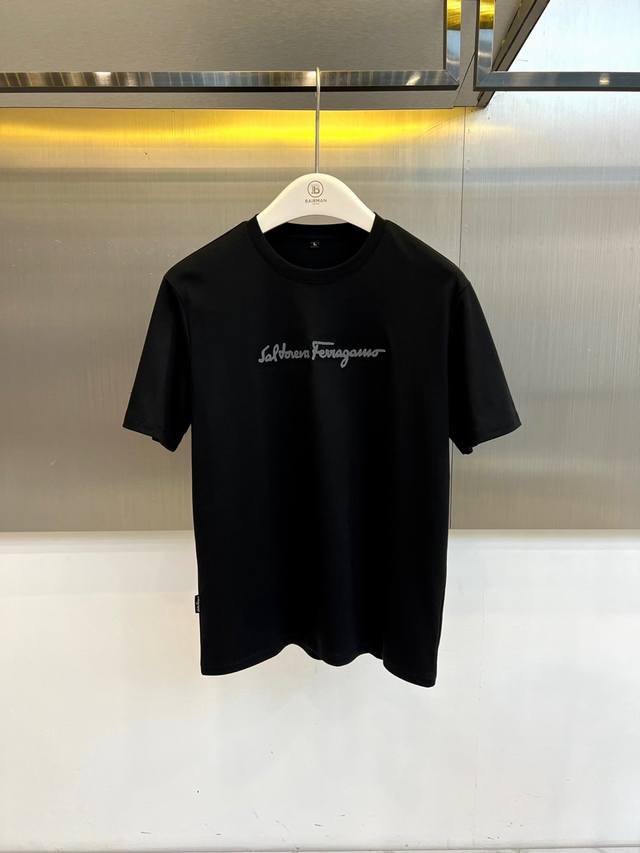 Ferragamo 菲拉格慕、2026春夏新品短袖T恤,以简约廓形承载意式奢华基因。经典圆领利落贴合颈部线条,短袖剪裁适配春夏多元穿搭场景;胸前手写体品牌标识醒 Ferragamo 菲拉格慕、2026春夏新品短袖T恤,以简约廓形承载意式奢华基因。经典圆领利落贴合颈部线条,短袖剪裁适配春夏多元穿搭场景;胸前手写体品牌标识醒