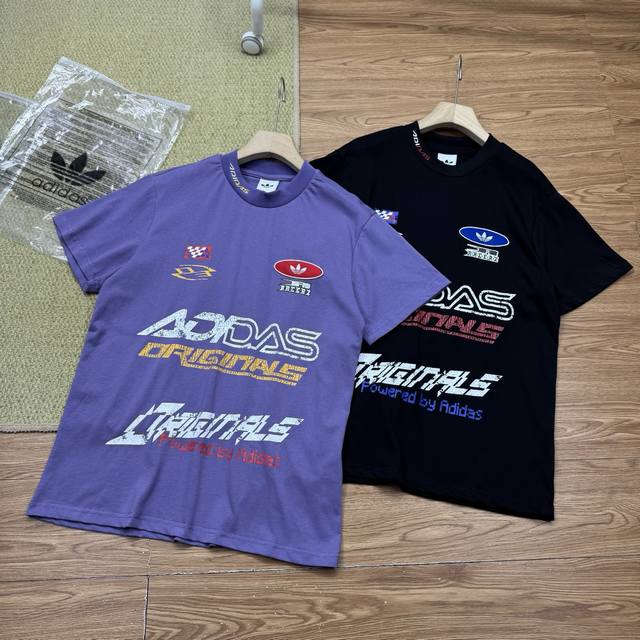 80 Adidas阿迪达斯三叶草新款Moto赛车风男女款短袖， 复古赛车风插肩袖剪裁，胸口多标印花+领口刺绣设计，美式复古感拉满，适配各种穿搭风格，男女同款不挑