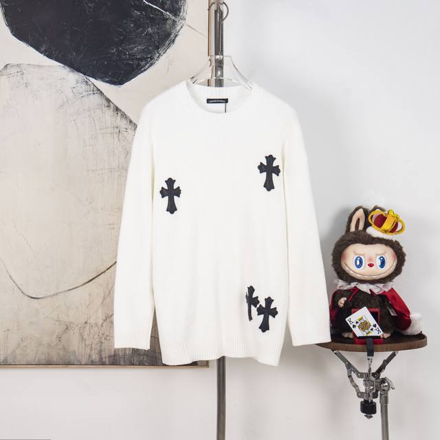 Zp版本［独家供应］ Chrome Hearts 克罗心 Os宽松版型 2025Fw秋冬新款 经典定制拼皮十字架Logo 圆领长袖落肩款毛衣羊毛衫 进口羊毛混纺