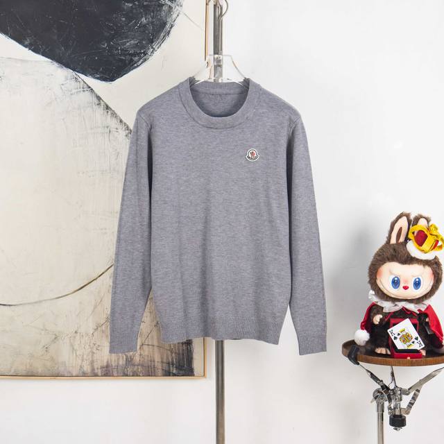 Zp版本［独家供应］ Moncler 蒙口 2025Fw 经典款胸前徽章Logo字母标识 简约休闲套头毛衣羊毛衫 进口羊毛混纺面料 升级，灵感源自八十年代复古