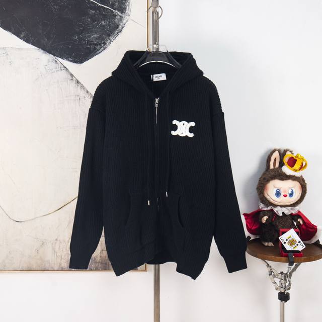 Zp版本［独家供应］ Celine 刺绣标识针织帽衫 面料：采用55美丽奴羊毛纱搭配棉纱织成。该款面料织出成品，版型立体，手感柔顺，上身不扎。 辅料：帽绳尾夹采