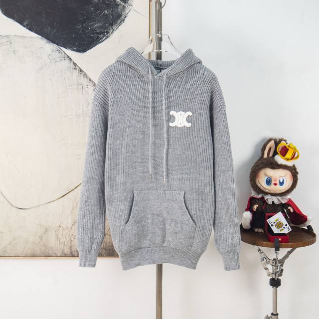 Zp版本［独家供应］ Celine 刺绣标识针织帽衫 面料：采用55美丽奴羊毛纱搭配棉纱织成。该款面料织出成品，版型立体，手感柔顺，上身不扎。 辅料：帽绳尾夹采