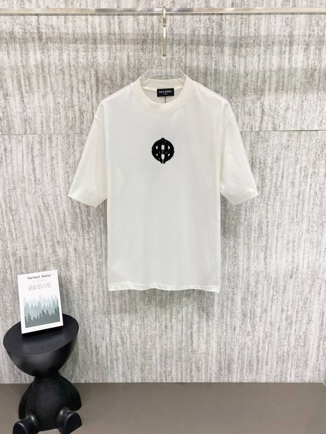 巴黎世家 Ss重磅 高圆领设计理念350G重磅纯棉 高精工艺+磨破 质感十足 独家货源 -Size：S M L Xl -Color：黑色 白色 130