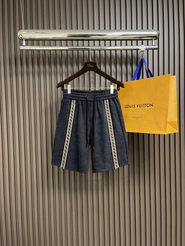 Fendi 2026 Summer New Men's Casual Shorts, complete with all three labels. Made Fendi 2026 Summer New Men's Casual Shorts, complete with all three labels. Made