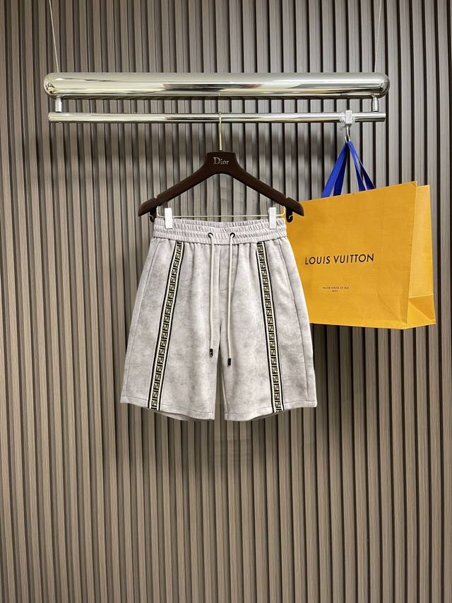 Fendi 2026 Summer New Men's Casual Shorts, complete with all three labels. Made Fendi 2026 Summer New Men's Casual Shorts, complete with all three labels. Made
