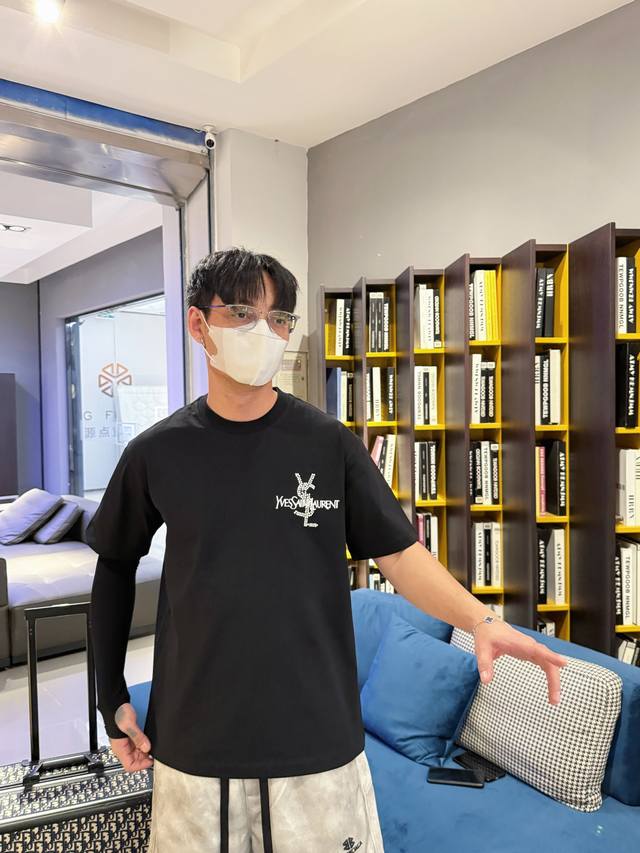 圣罗兰 三标齐全。 2026夏季新款最新品短袖T恤，专柜同步有售，原单狠货，时尚进口原版科技面料，上身舒适透气，原版定制五金辅料，上身帅气有型，三标齐全，推荐款
