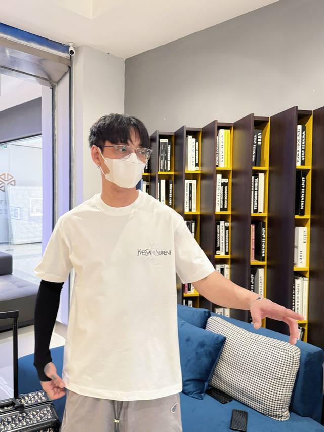 圣罗兰 三标齐全。 2026夏季新款最新品短袖T恤，专柜同步有售，原单狠货，时尚进口原版科技面料，上身舒适透气，原版定制五金辅料，上身帅气有型，三标齐全，推荐款
