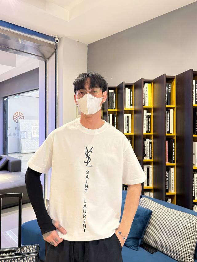 圣罗兰 三标齐全。 2026夏季新款最新品短袖T恤，专柜同步有售，原单狠货，时尚进口原版科技面料，上身舒适透气，原版定制五金辅料，上身帅气有型，三标齐全，推荐款