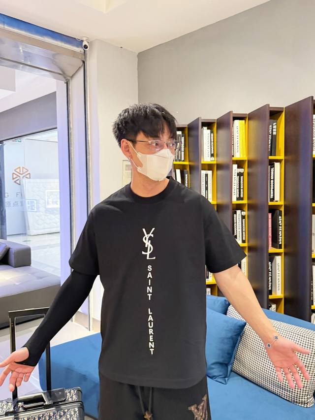 圣罗兰 三标齐全。 2026夏季新款最新品短袖T恤，专柜同步有售，原单狠货，时尚进口原版科技面料，上身舒适透气，原版定制五金辅料，上身帅气有型，三标齐全，推荐款