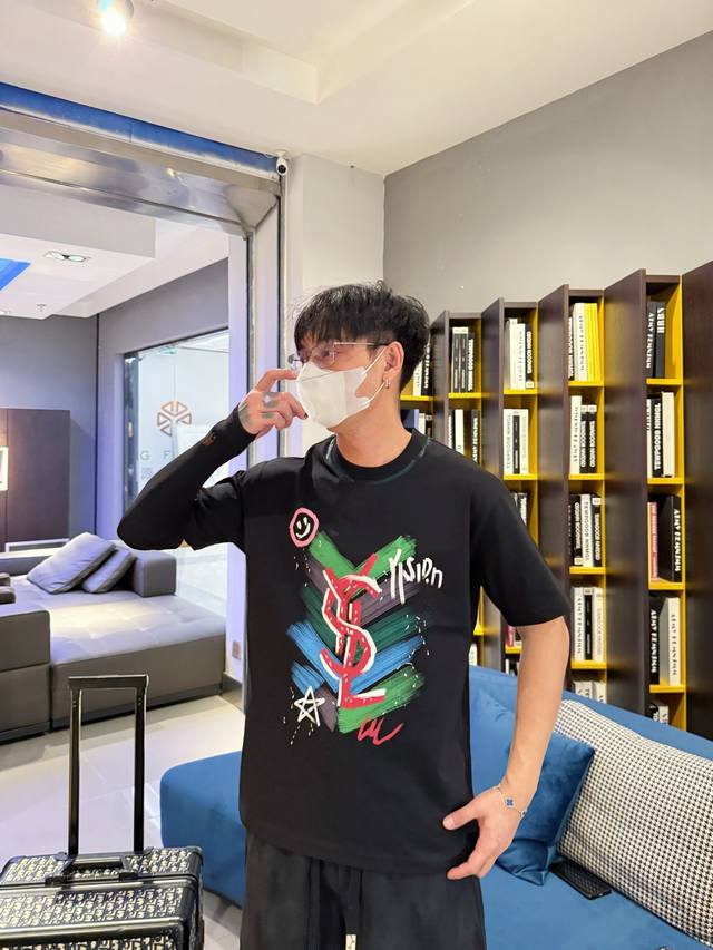 圣罗兰 三标齐全。 2026夏季新款最新品短袖T恤，专柜同步有售，原单狠货，时尚进口原版科技面料，上身舒适透气，原版定制五金辅料，上身帅气有型，三标齐全，推荐款