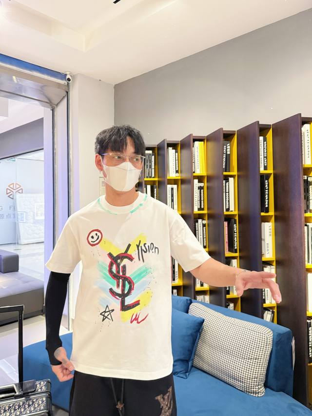 圣罗兰 三标齐全。 2026夏季新款最新品短袖T恤，专柜同步有售，原单狠货，时尚进口原版科技面料，上身舒适透气，原版定制五金辅料，上身帅气有型，三标齐全，推荐款