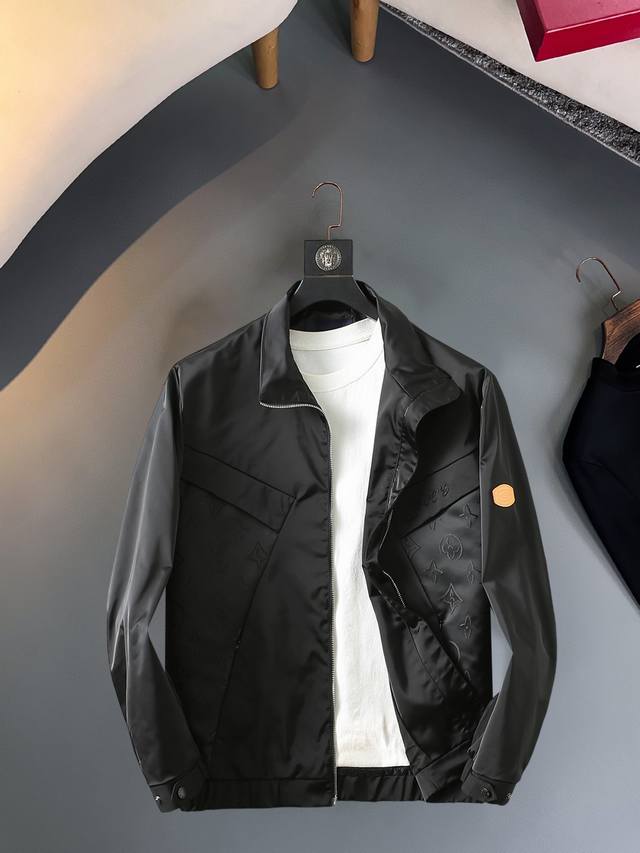 路易威登Lv 2026春秋新款男士夹克外套，原单三标齐全高端版本！最新专柜款式 高定进口面料设计，上身效果超赞，透气舒适度高，细节无可挑剔，品牌元素设计理念，做