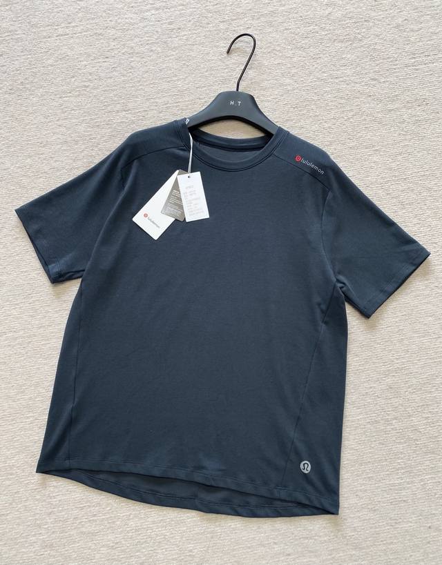 120 Lululemon露露四色运动速干短袖！ 采用高品质速干面料，手感细腻，触感丝滑，透气性好。 细腻不易起皱，亲肤透气，贴身柔软！细节做工精致！ 3D立体