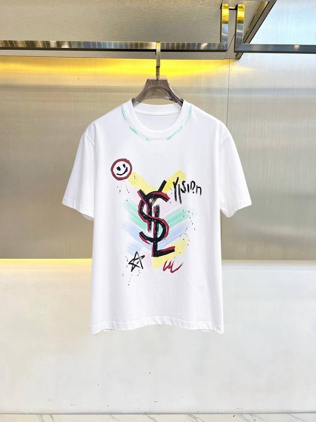 圣罗兰 三标齐全。 2026夏季新款最新品短袖T恤，专柜同步有售，原单狠货，时尚进口原版科技面料，上身舒适透气，原版定制五金辅料，上身帅气有型，三标齐全，推荐款