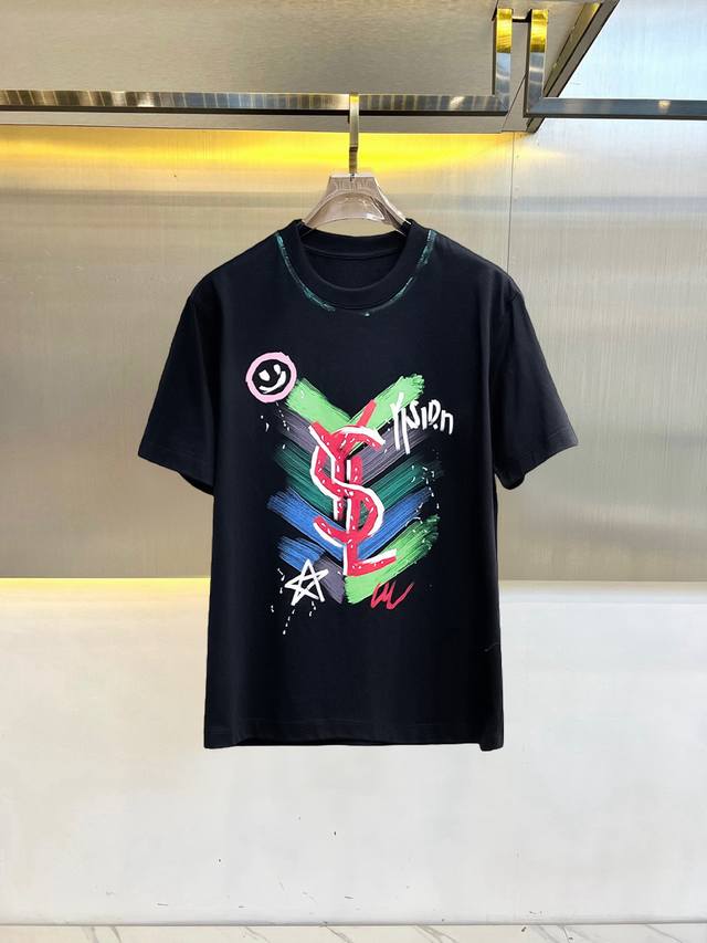 圣罗兰 三标齐全。 2026夏季新款最新品短袖T恤，专柜同步有售，原单狠货，时尚进口原版科技面料，上身舒适透气，原版定制五金辅料，上身帅气有型，三标齐全，推荐款