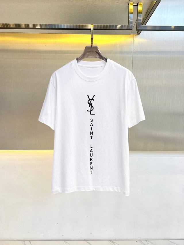 圣罗兰 三标齐全。 2026夏季新款最新品短袖T恤，专柜同步有售，原单狠货，时尚进口原版科技面料，上身舒适透气，原版定制五金辅料，上身帅气有型，三标齐全，推荐款