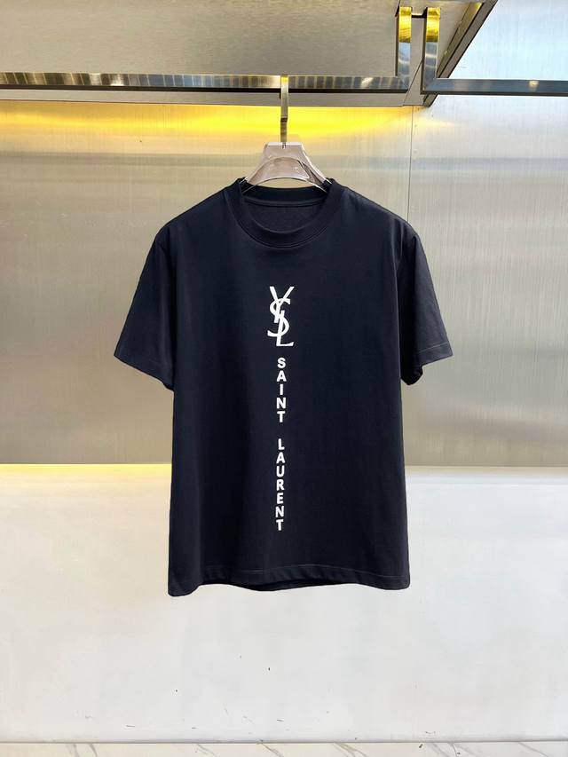 圣罗兰 三标齐全。 2026夏季新款最新品短袖T恤，专柜同步有售，原单狠货，时尚进口原版科技面料，上身舒适透气，原版定制五金辅料，上身帅气有型，三标齐全，推荐款