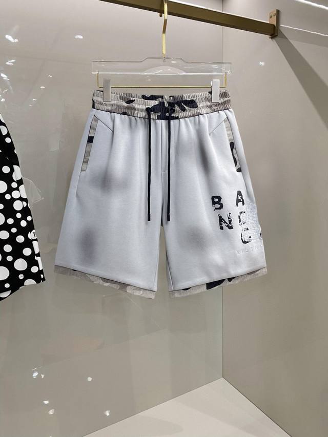 巴黎世家 三标齐全 2026夏季新款男士休闲短裤，高级定制面料透气面料 透气弹力舒适度极高，细节无可挑剔，顶级辅料配备，原版Logo设计理念，手感细腻柔软！上身