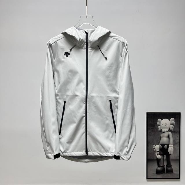 Terminal Supply 260 DescenteحDescente Basic Solid Color Hooded Windbreaker Size: