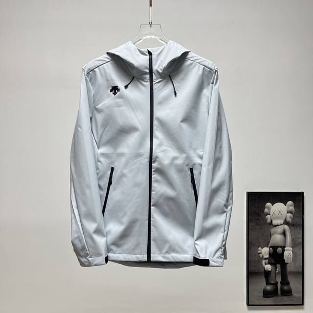Terminal Supply 260 DescenteحDescente Basic Solid Color Hooded Windbreaker Size:
