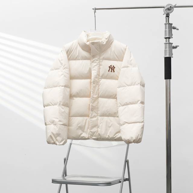 工厂pp直供330 Mlb丨洋基队门襟排扣布贴标立领羽绒服 配色：奶白色 尺码：Xs-Xxl