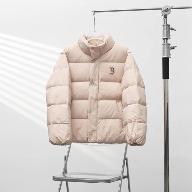 工厂pp直供330 Mlb丨洋基队门襟排扣布贴标立领羽绒服 配色：淡粉色 尺码：Xs-Xxl