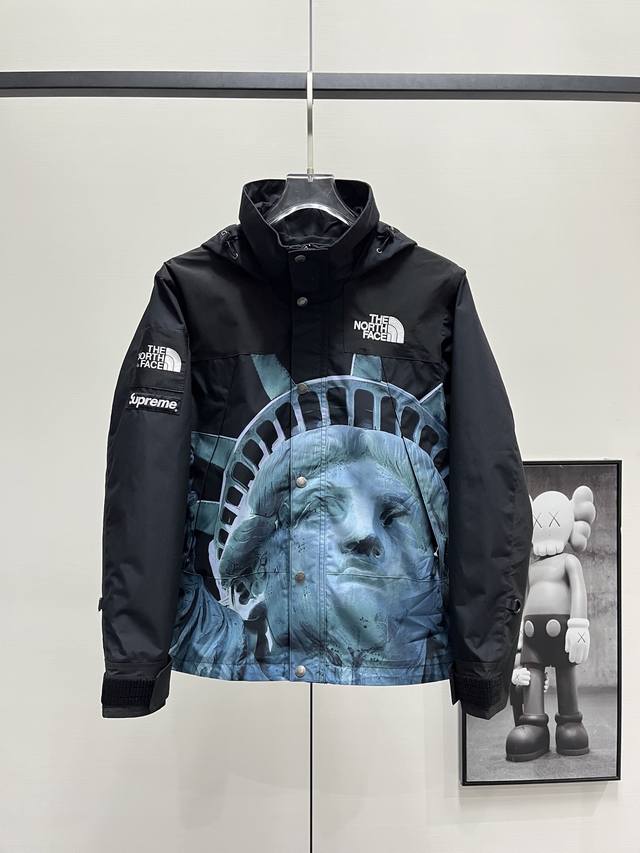 终端供应380 Tnf丨北面Sup联名自由女神像冲锋衣 Size:S-Xxl 终端供应380 Tnf丨北面Sup联名自由女神像冲锋衣 Size:S-Xxl