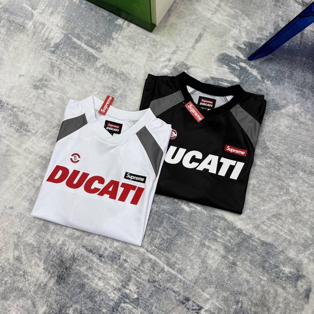 Supreme X Ducati 杜卡迪 联名款 Ss24 Week16 硅胶皮质 Logo字母球衣短袖 男女同款 整件衣服10处皮质硅胶 手感凹凸有致 区别市