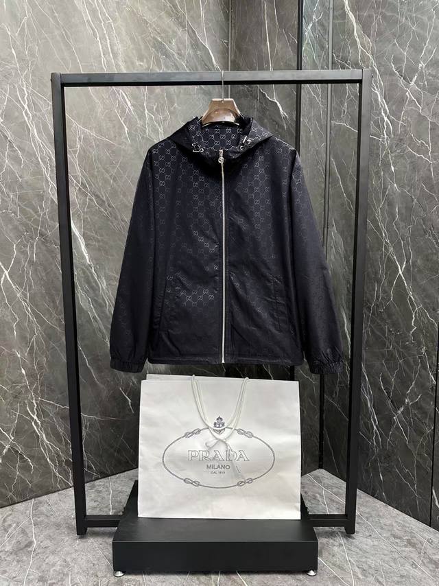 古奇 官网同款，三标齐全，提前发售 2026春季新款男士夹克外套，原单三标齐全高端版本 专柜定制面料 透气舒适度高，细节无可挑剔，品牌元素设计理念，体现高品质。