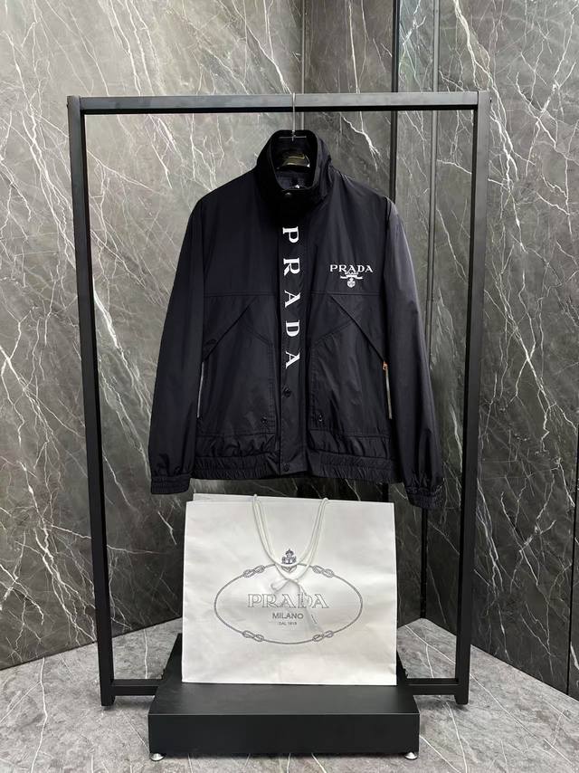 普拉达 官网同款，三标齐全，提前发售 2026春季新款男士夹克外套，原单三标齐全高端版本 专柜定制面料 透气舒适度高，细节无可挑剔，品牌元素设计理念，体现高品质