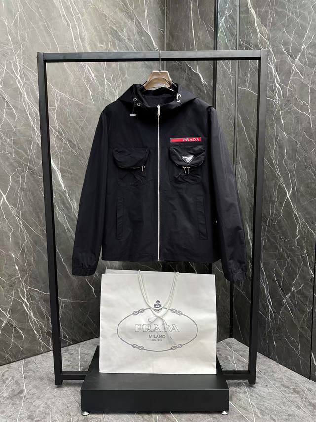 普拉达 官网同款，三标齐全，提前发售 2026春季新款男士夹克外套，原单三标齐全高端版本 专柜定制面料 透气舒适度高，细节无可挑剔，品牌元素设计理念，体现高品质