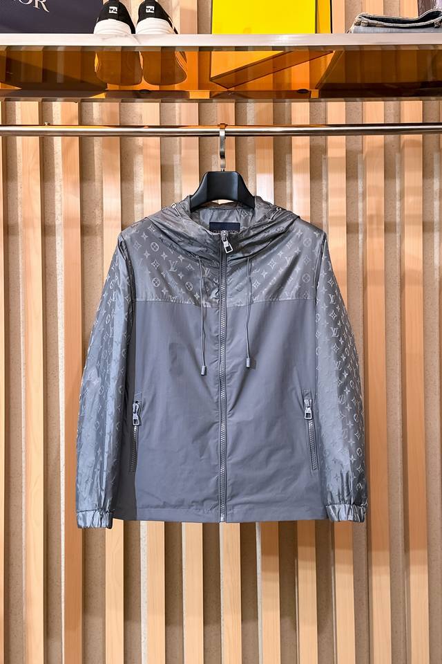 Lv、2026新款男士休闲定制夹克外套。穿上简约干练的休闲外套，瞬间重回时髦霸气，又是活力满满的状态。史前最流行的拉链设计，面料全部需要定制，奢华感十足。修身的