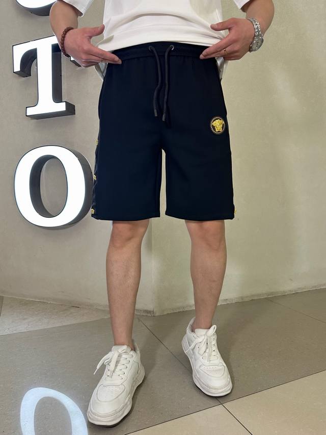 范思哲 2026夏季新款原单专柜休闲短裤，奢华经典品牌原版Logo配饰 专柜热销款 身穿着非常舒适 低调不失奢华 穿出去非常有档次 裤型款式和裁剪亦无需多言 上