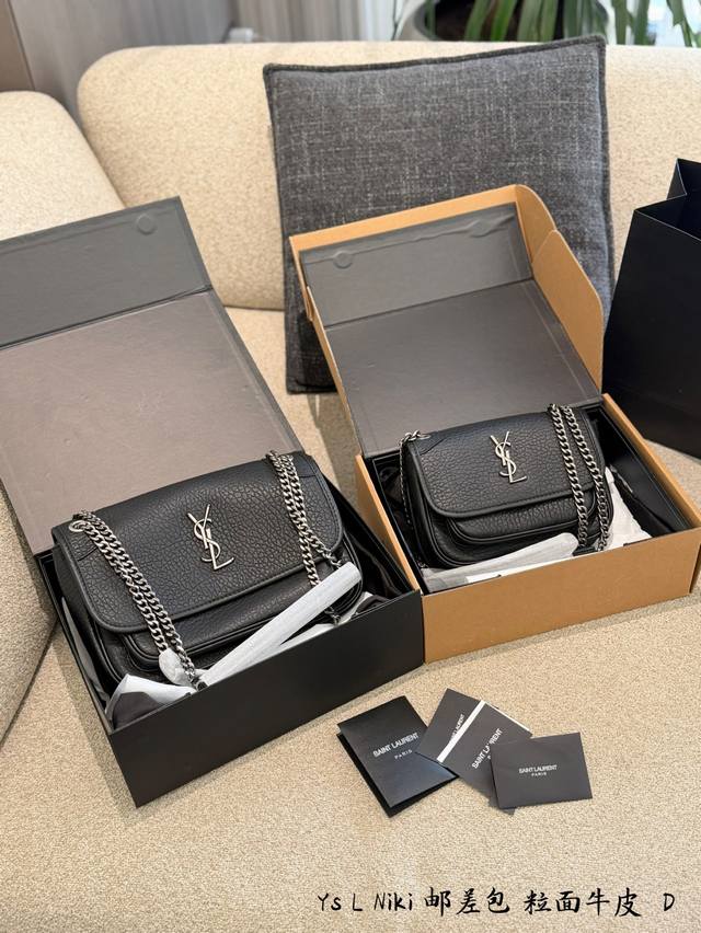 Ysl Niki粒面牛皮邮差包 Ysl Niki系列邮差包，选用黑色粒面牛皮，手感柔软又耐用，质感满分！银色链条+Ysl金属Logo，低调又有辨识度。22Cm，